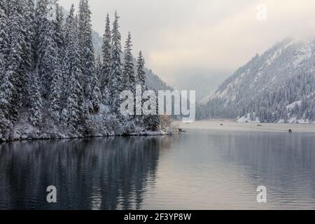 Lago di montagna dopo la nevicata. Il lago Kulsai, Kazakistan. Foto Stock