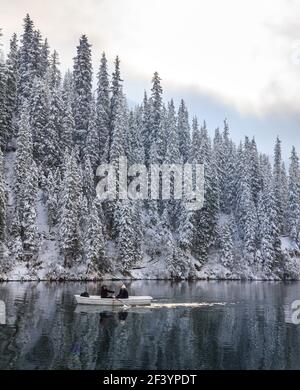 Lago di montagna dopo la nevicata. Il lago Kulsai, Kazakistan. Foto Stock