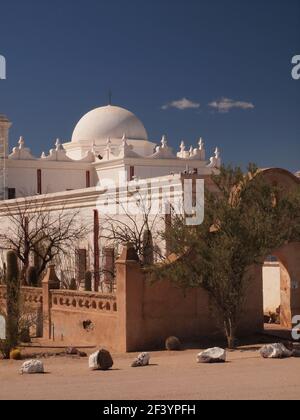 Missione di San Xavier del Bac fuori Tucson, Arizona rappresenta il classico stile spagnolo di architettura durante la fine del 17 ° e l'inizio del 18 ° secolo. Foto Stock