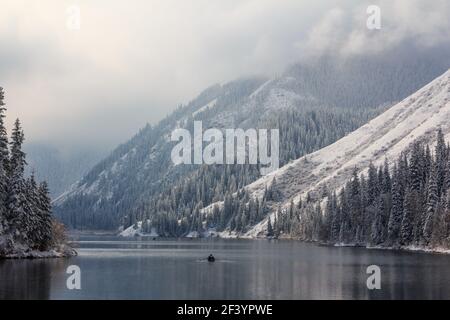 Lago di montagna dopo la nevicata. Il lago Kulsai, Kazakistan. Foto Stock