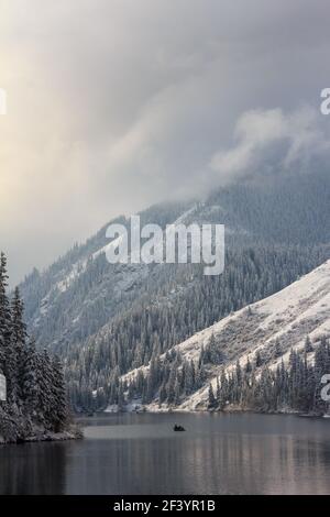 Lago di montagna dopo la nevicata. Il lago Kulsai, Kazakistan. Foto Stock