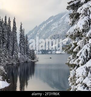 Lago di montagna dopo la nevicata. Il lago Kulsai, Kazakistan. Foto Stock