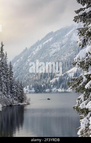 Lago di montagna dopo la nevicata. Il lago Kulsai, Kazakistan. Foto Stock