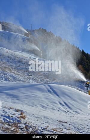 Cannoni da neve in funzione su una pista da sci presso il inizio della stagione Foto Stock