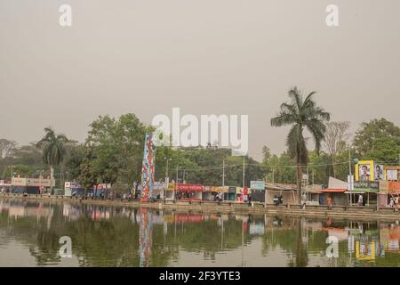 Vista generale della fiera del libro di Amar Ekushey. Inaugurata dal primo ministro Sheikh Hasina, la fiera del libro di Amar Ekushey-2021 nella capitale a Bangla Academy e Suhrawardy Udyan rimarranno aperti fino ad aprile. La fiera del libro di quest'anno è stata dedicata ai martiri della guerra di liberazione del Bangladesh del 1971. Il tema principale è 'Centenario della nascita di Bangabandhu Sheikh Mujibur Rahman e Giubileo d'Oro dell'Indipendenza'. (Foto di Sazzad Hossain / SOPA Images/Sipa USA) Foto Stock