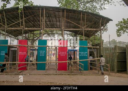 Il cancello d'ingresso della Fiera del Libro di Amar Ekushey. Inaugurato dal primo Ministro Sheikh Hasina, Amar Ekushey Book Fair-2021 nella capitale a Bangla Academy e Suhrawardy Udyan rimarrà aperto fino ad aprile. La fiera del libro di quest'anno è stata dedicata ai martiri della guerra di liberazione del Bangladesh del 1971. Il tema principale è 'Centenario della nascita di Bangabandhu Sheikh Mujibur Rahman e Giubileo d'Oro dell'Indipendenza'. Foto Stock