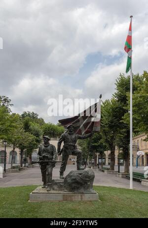 Scultura in bronzo intitolata omaggio ai Gudaris, Guernica, Paesi Baschi, Spagna Foto Stock