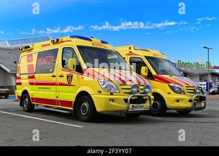 Due veicoli in ambulanza parcheggiati all'esterno di una stazione di servizio. Finlandia. Foto Stock