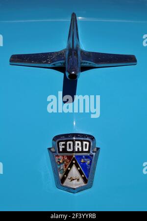 L'emblema e l'ornamento del cofano su una classica auto blu Ford Customline. Foto Stock