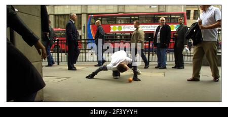 Myles Anderson rotolò un miglio arancione attraverso la città Di Londra in 1 ora e 14 minuti in un Tentativo di entrare nel libro di Guiness dei record che era Raccolta anche di denaro per Action Aid.pic David Sandison 22/3/2002 Foto Stock