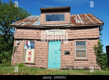 Una vecchia casa con un tetto di stagno arrugginita si trova sulla Route 66 a Springfield, Missouri. L'edificio è stato utilizzato come proprietà commerciale negli ultimi anni. Foto Stock