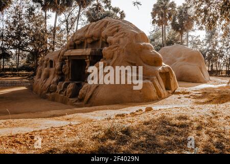 Vista della Grotta della Tigre, un complesso di templi indù scavato nella roccia a Mahabalipuram, India Foto Stock