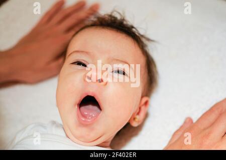 Bambina di due mesi sbadigli Foto Stock