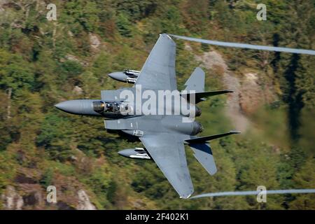 McDonnell Douglas F-15E Strike Eagle, formazione di basso livello nel Mach Loop, Galles, United States Air Force con sede a RAF Lakenheath, Suffolk, Regno Unito Foto Stock