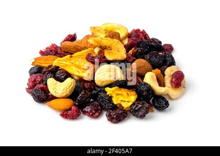 Trail mix con frutta secca, noci e uvetta su sfondo bianco Foto Stock