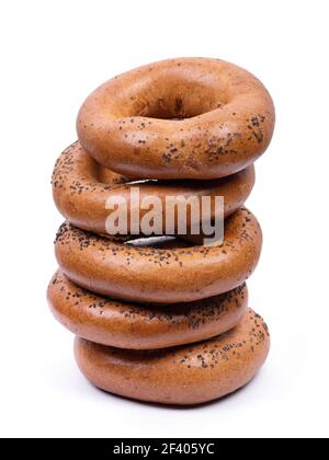 Gruppo di bagel con semi di papavero isolati su sfondo bianco Foto Stock