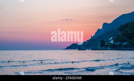 Tramonto su una spiaggia a Corfù, Grecia Foto Stock