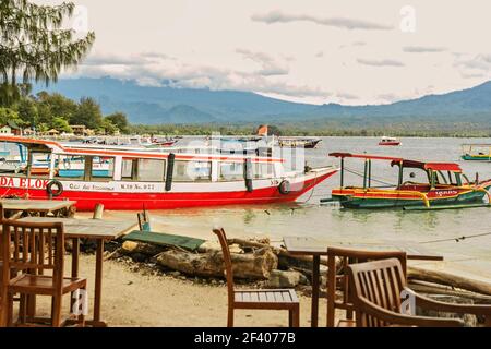 4 gennaio 2017, isola aerea di Gili, Indonesia: molo con barche su Gili Air in giornata di sole Foto Stock