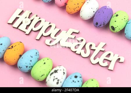 Felice Pasqua piatto stile laico biglietto di auguri e cartolina, concetto con testo e colorate uova di pasqua dipinti Foto Stock