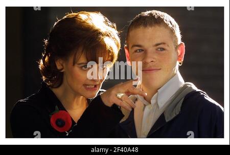 Cherie Booth QC è stato presidente di una conferenza sul bullismo organizzata da Childline al Royal College of Physicians di Londra. Ha consegnato un premio a Gary Campbell, vincitrice del Young Voice Anti-bulling Poster Competition.pic David Sandison 5/11/2001 Foto Stock