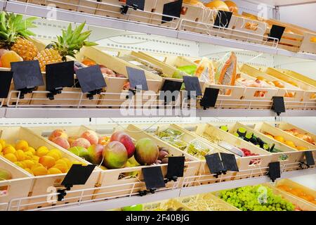 Frutta fresca e biologica anananas, albicocche, uva, manga, papaia, arance, melograni al mercato. Concetto di cibo vegano sano. Foto Stock