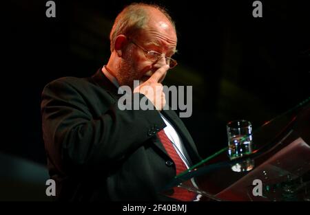 CHARLES CLARK PARLA ALLA CONFERENZA. 3/10/02 PILSTON Foto Stock