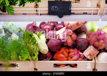 Verdure biologiche fresche sullo scaffale nel supermercato. Concetto di cibo sano. Vitamine e minerali. Foto Stock