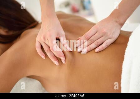 La donna araba ricevere massaggio alla schiena nel centro termale e benessere. Bellezza e concetti estetici. Foto Stock