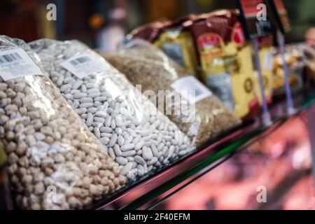 Sacchetti di legumi secchi e spezie per la vendita in un negozio Foto Stock