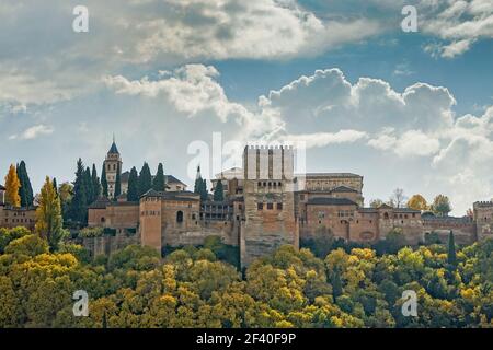 Viste della Alhambra di Granada dal quartiere Albaicin con belle nuvole. Andalusia, Spagna Foto Stock