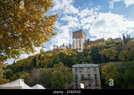 Viste della Alhambra di Granada dal quartiere Albaicin con belle nuvole. Andalusia, Spagna Foto Stock