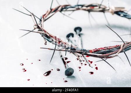 Unghie sanguinose, corona di spine, gocce di sangue su fondo grigio di pietra. Venerdì Santo, Passione di Gesù Cristo. Festa cristiana di Pasqua. Crocifissione Foto Stock