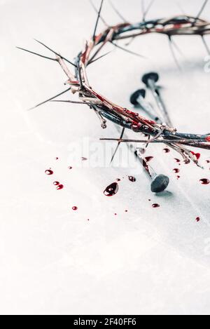 Unghie sanguinose, corona di spine, gocce di sangue su fondo grigio di pietra. Venerdì Santo, Passione di Gesù Cristo. Festa cristiana di Pasqua. Crocifissione Foto Stock