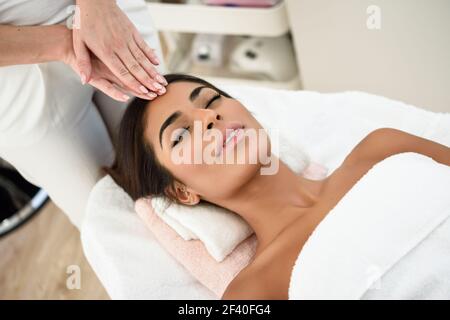 La donna araba la ricezione di massaggio della testa nel centro termale e benessere. Bellezza e concetti estetici. Foto Stock