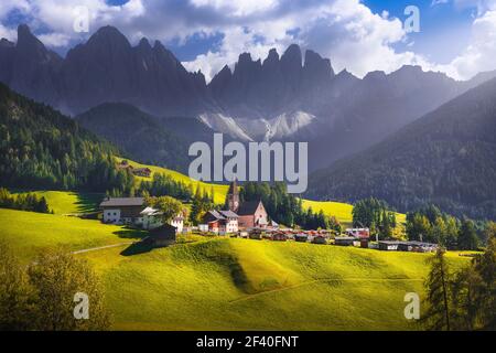 Dolomiti Alpe, Santa Magdalena vista chiesa e Odle montagne in Valle Funes, Trentino Alto Adige Sud Tirolo, Italia, Europa Foto Stock
