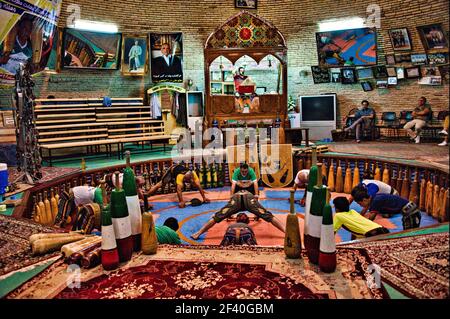 iraniani sportmen in uno spettacolo Zourkhaneh, Yazd, Iran. Patrimonio culturale immateriale dell'UNESCO. Foto Stock