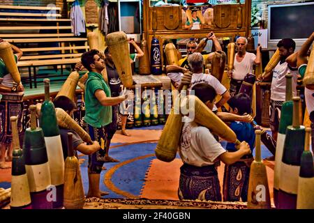 iraniani sportmen in uno spettacolo Zourkhaneh, Yazd, Iran. Patrimonio culturale immateriale dell'UNESCO. Foto Stock