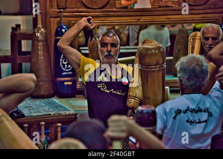 iraniani sportmen in uno spettacolo Zourkhaneh, Yazd, Iran. Patrimonio culturale immateriale dell'UNESCO. Foto Stock