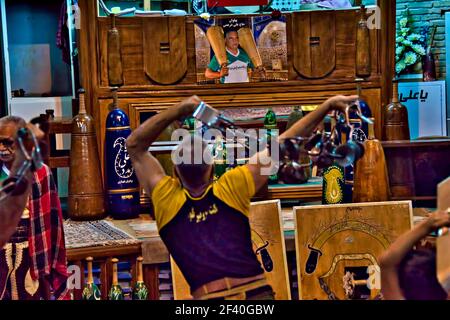 iraniani sportmen in uno spettacolo Zourkhaneh, Yazd, Iran. Patrimonio culturale immateriale dell'UNESCO. Foto Stock