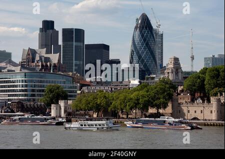 LONDRA, Regno Unito - 27 GIUGNO 2010: Tour boats on the River Thames with the City of London Skyline Foto Stock