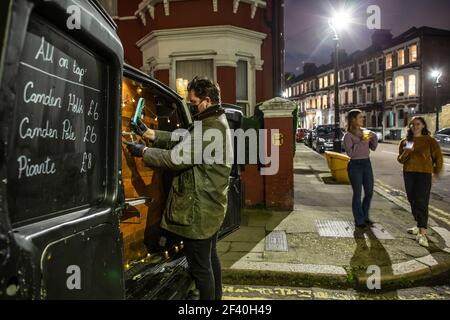 Pub on Wheels, un furgone che serve birra alla spina e una selezione di bevande alcoliche alla porta, servizio di rientro che è diventato popolare durante la chiusura. Foto Stock