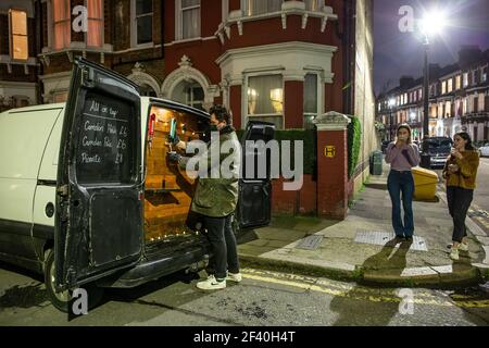 Pub on Wheels, un furgone che serve birra alla spina e una selezione di bevande alcoliche alla porta, servizio di rientro che è diventato popolare durante la chiusura. Foto Stock