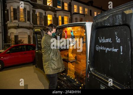 Pub on Wheels, un furgone che serve birra alla spina e una selezione di bevande alcoliche alla porta, servizio di rientro che è diventato popolare durante la chiusura. Foto Stock