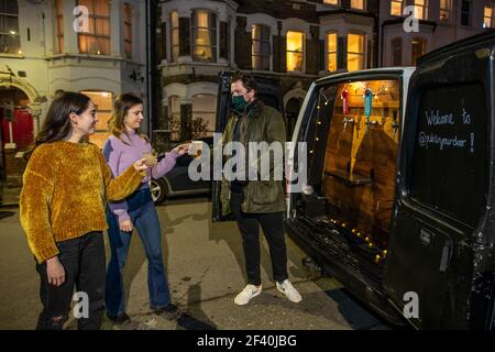 Pub on Wheels, un furgone che serve birra alla spina e una selezione di bevande alcoliche alla porta, servizio di rientro che è diventato popolare durante la chiusura. Foto Stock