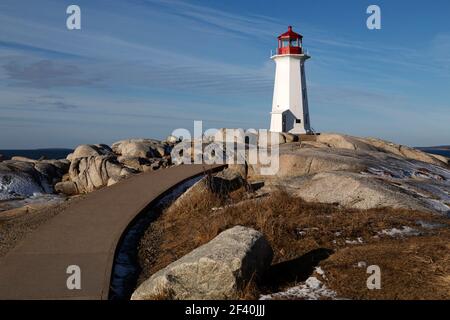 Faro di Peggys Point a Peggy's Cove in Nuova Scozia, Canada. Il faro ottagonale fu costruito nel 1914. Foto Stock