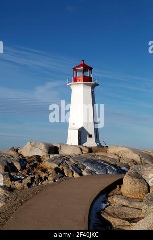 Faro di Peggys Point a Peggy's Cove in Nuova Scozia, Canada. Il faro ottagonale fu costruito nel 1914. Foto Stock