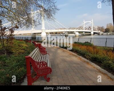 Vista del ponte Albert dal parco Battersea di Londra, Inghilterra, Regno Unito. Vista sul ponte Albert, Londra, Inghilterra. Foto Stock