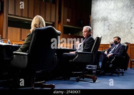 Washington, Stati Uniti. 18 Marzo 2021. Il senatore Tim Kaine, D-Va., parla durante un'audizione con la Commissione del Senato su Salute, Educazione, lavoro e pensioni sulla risposta del Covid-19 su Capitol Hill a Washington 18 marzo 2021. Foto in piscina di Anna Moneymaker/UPI Credit: UPI/Alamy Live News Foto Stock