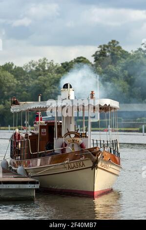 HENLEY-ON-THAMES, OXFORDSHIRE, Regno Unito - 17 LUGLIO 2010: Lancio di vapore Alaska sotto vapore sul Tamigi Foto Stock