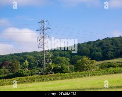 Un pilone di trasmissione di potenza ad alta tensione 132kv in un ambiente rurale a Wrington vale, Somerset, Inghilterra. Foto Stock